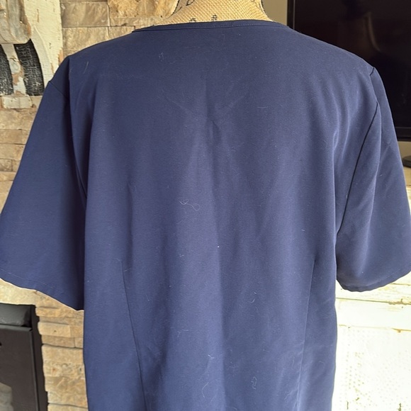FIGS vneck short sleeve 2 front pocket Tech Collection scrub shirt navy blue - Picture 10 of 16